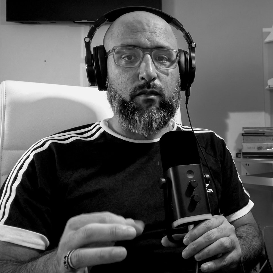 Ranfis Suárez con audífonos y micrófono en su estudio.
